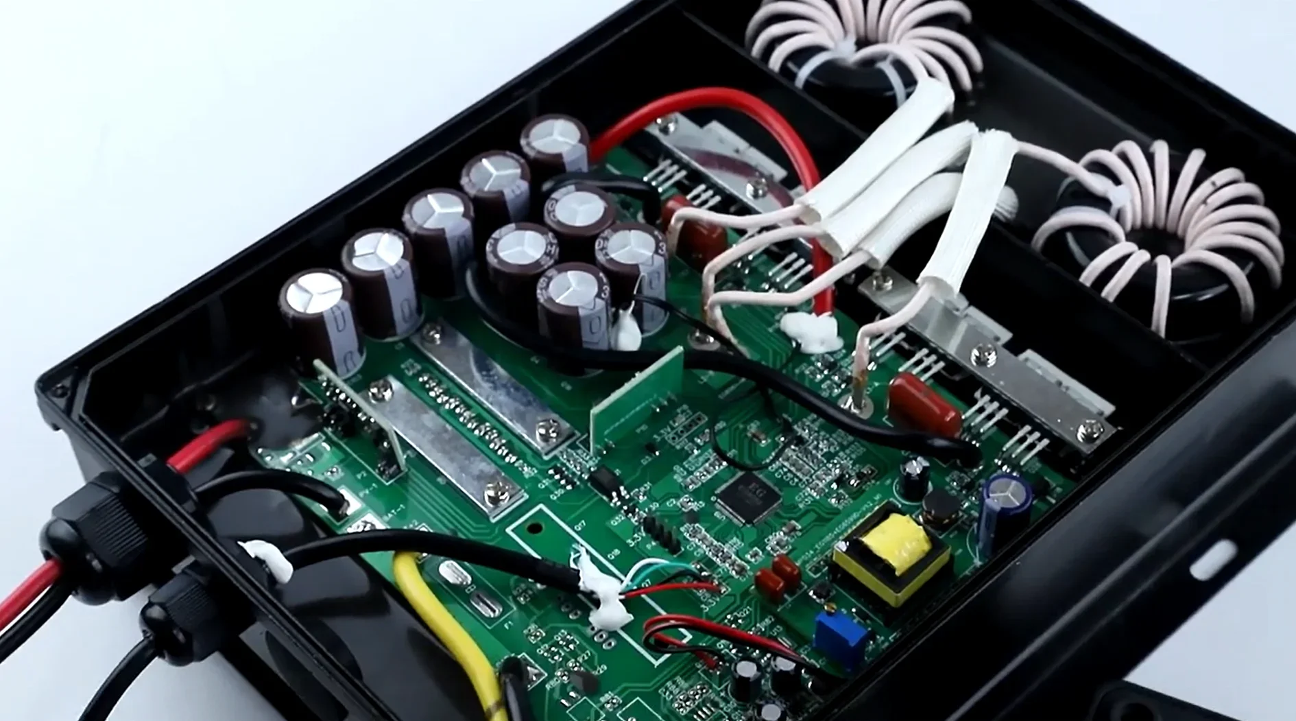 ตัวควบคุมการชาร์จพลังงานแสงอาท - Charge Controller Solar บทวิจารณ์และราคา
